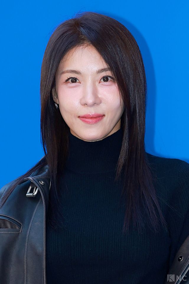 배우 하지원이 5일 오후 5시 서울 강남구 타임 서울에서 열린 플래그십 스토어 오픈 기념 포토월에서 포즈를 취하고 있다. 사진=김규빈 기자