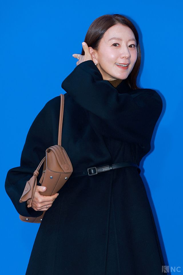 배우 김희애가 5일 오후 5시 서울 강남구 타임 서울에서 열린 플래그십 스토어 오픈 기념 포토월에서 포즈를 취하고 있다. 사진=김규빈 기자