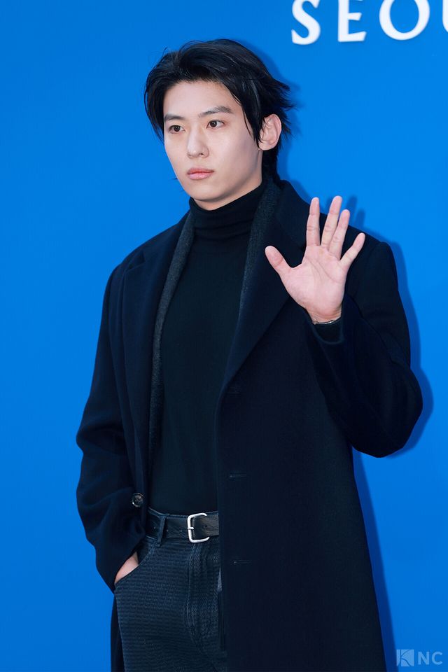 방송인 덱스가 5일 오후 5시 서울 강남구 타임 서울에서 열린 플래그십 스토어 오픈 기념 포토월에서 포즈를 취하고 있다. 사진=김규빈 기자