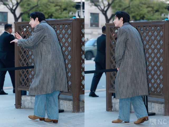 배우 이수혁이 5일 오후 5시 서울 강남구 타임 서울에서 열린 플래그십 스토어 오픈 기념 포토월에서 팬들을 향해 인사하고 있다. 사진=김규빈 기자