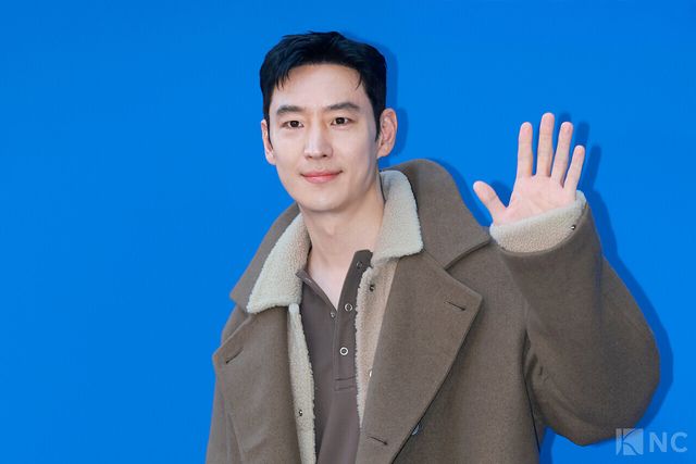 배우 이제훈이 5일 오후 5시 서울 강남구 타임 서울에서 열린 플래그십 스토어 오픈 기념 포토월에서 포즈를 취하고 있다. 사진=김규빈 기자