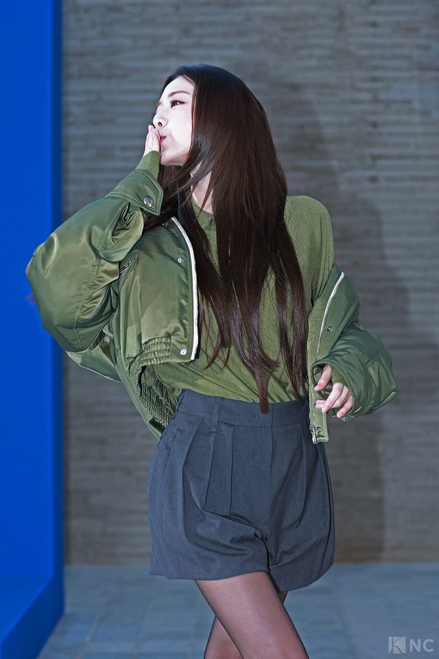 그룹 있지(ITZY) 유나가 5일 오후 5시 서울 강남구 타임 서울에서 열린 플래그십 스토어 오픈 기념 포토월에서 포즈를 취하고 있다. 사진=김규빈 기자