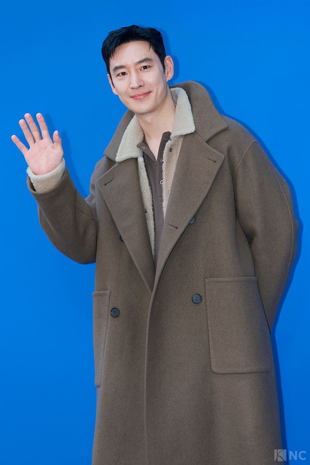 배우 이제훈이 5일 오후 5시 서울 강남구 타임 서울에서 열린 플래그십 스토어 오픈 기념 포토월에서 포즈를 취하고 있다. 사진=김규빈 기자