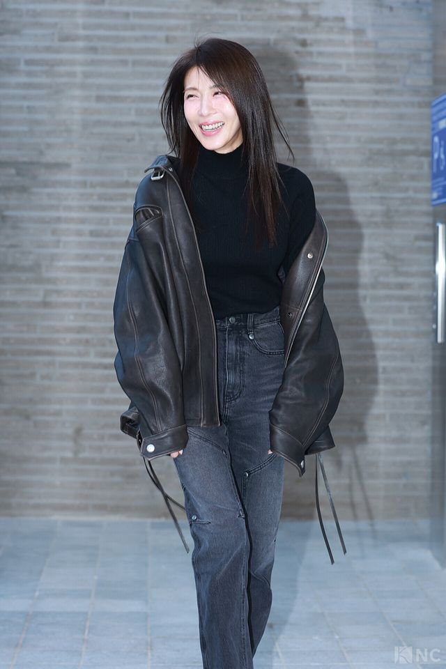 배우 하지원이 5일 오후 5시 서울 강남구 타임 서울에서 열린 플래그십 스토어 오픈 기념 포토월에서 퇴장하고 있다. 사진=김규빈 기자