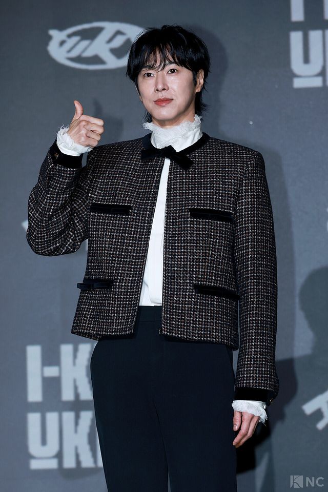 그룹 동방신기(TVXQ!) 유노윤호가 5일 오후 2시 서울 송파구 소피텔 앰배서더 서울 호텔에서 진행된 정규 1집 ‘아이-노(I-KNOW)’ 발매 기념 기자간담회에서 포즈를 취하고 있다. 사진=김규빈 기자