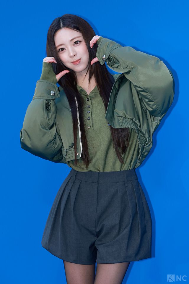 그룹 있지(ITZY) 유나가 5일 오후 5시 서울 강남구 타임 서울에서 열린 플래그십 스토어 오픈 기념 포토월에서 포즈를 취하고 있다. 사진=김규빈 기자