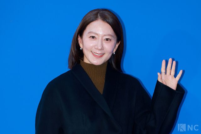 배우 김희애가 5일 오후 5시 서울 강남구 타임 서울에서 열린 플래그십 스토어 오픈 기념 포토월에서 포즈를 취하고 있다. 사진=김규빈 기자