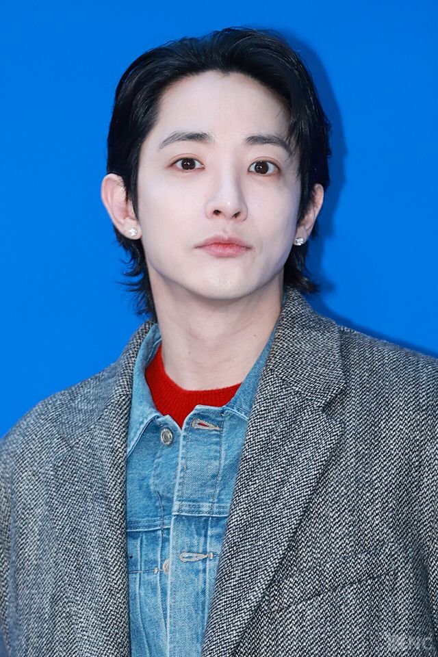 배우 이수혁이 5일 오후 5시 서울 강남구 타임 서울에서 열린 플래그십 스토어 오픈 기념 포토월에서 포즈를 취하고 있다. 사진=김규빈 기자