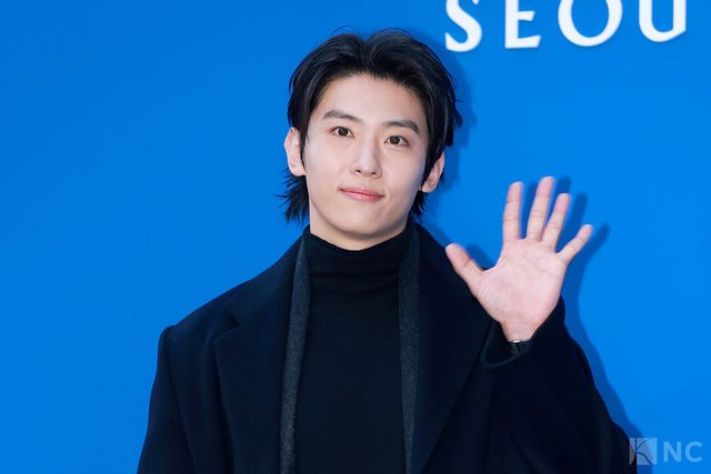 방송인 덱스가 5일 오후 5시 서울 강남구 타임 서울에서 열린 플래그십 스토어 오픈 기념 포토월에서 포즈를 취하고 있다. 사진=김규빈 기자