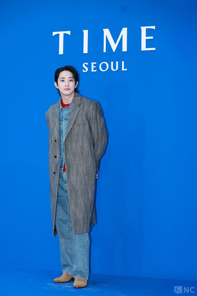 배우 이수혁이 5일 오후 5시 서울 강남구 타임 서울에서 열린 플래그십 스토어 오픈 기념 포토월에서 포즈를 취하고 있다. 사진=김규빈 기자