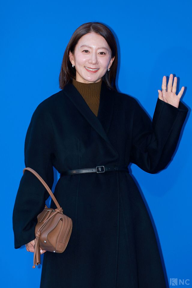 배우 김희애가 5일 오후 5시 서울 강남구 타임 서울에서 열린 플래그십 스토어 오픈 기념 포토월에서 포즈를 취하고 있다. 사진=김규빈 기자