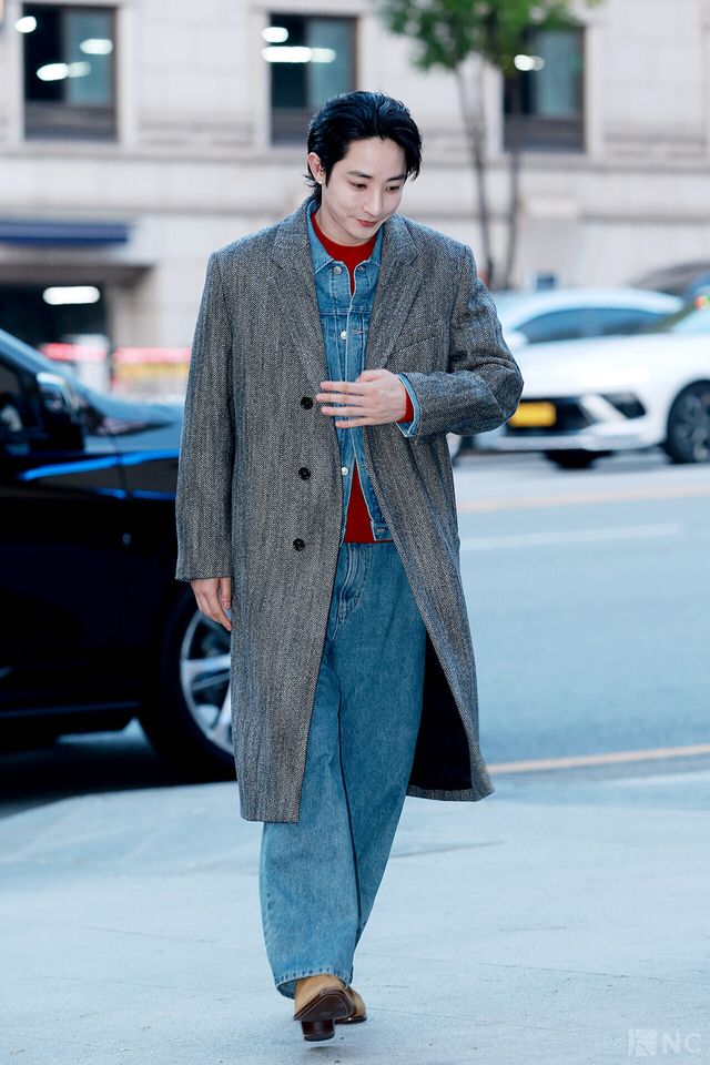 배우 이수혁이 5일 오후 5시 서울 강남구 타임 서울에서 열린 플래그십 스토어 오픈 기념 포토월에서 포즈를 취하고 있다. 사진=김규빈 기자