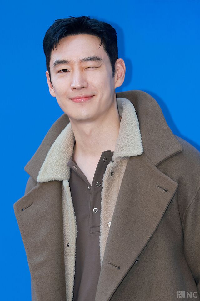 배우 이제훈이 5일 오후 5시 서울 강남구 타임 서울에서 열린 플래그십 스토어 오픈 기념 포토월에서 포즈를 취하고 있다. 사진=김규빈 기자