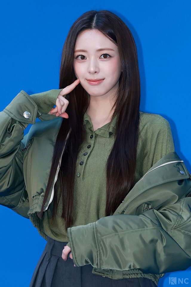 그룹 있지(ITZY) 유나가 5일 오후 5시 서울 강남구 타임 서울에서 열린 플래그십 스토어 오픈 기념 포토월에서 포즈를 취하고 있다. 사진=김규빈 기자