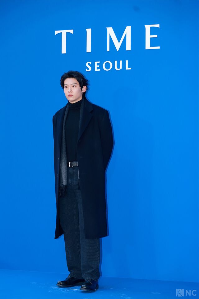 방송인 덱스가 5일 오후 5시 서울 강남구 타임 서울에서 열린 플래그십 스토어 오픈 기념 포토월에서 포즈를 취하고 있다. 사진=김규빈 기자