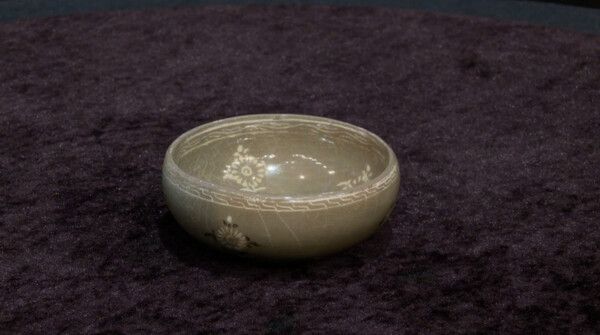 청자 흑백상감 국화절지문 기사명 잔. 사진=진품명품