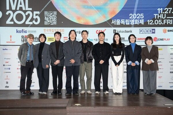 사진=제51회 서울독립영화제 공식 기자회견을 마친 뒤 발표자들이 기념사진을 촬영하고 있다.(좌측부터) 권해효 배우, 김동현 프로그램위원장, 손구용 감독·이종수 감독, 박봉준·하성국·한새연·황현빈 배우, 모은영 집행위원장