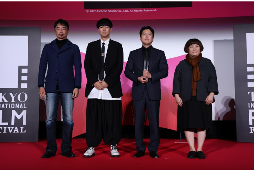 노영완 감독의 첫 영화 '후광'(제작 헬리콘스튜디오, 프로듀서 김은나)이 최근 제 38회 도쿄국제영화제(Tokyo International Film Festival, 이하 TIFF) ‘아시아의 미래’부문에서 최우수 작품상을 수상했다. (왼쪽부터) ‘아시아의 미래’ 심사위원 Nishizawa Akihiro, 심사위원 Matsunaga Daishi, '후광' 감독 노영완, 심사위원 Ellen Y.D. Kim. 사진=2025 TIFF