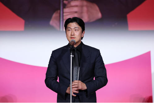 노영완 감독(사진)의 첫 영화 '후광'(제작 헬리콘스튜디오, 프로듀서 김은나)이 최근 제 38회 도쿄국제영화제(Tokyo International Film Festival, 이하 TIFF) ‘아시아의 미래’부문에서 최우수 작품상을 수상했다. 사진=2025 TIFF