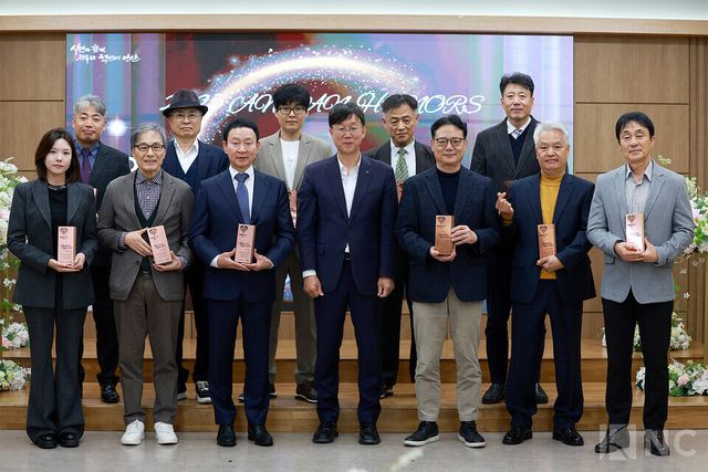 안산시(시장 이민근)가 나눔을 지속적으로 실천해 온 기부 문화 활성화 유공자에게 '2025년 안산 아너스(Ansan Honors)' 감사패를 전달했다. 사진=김규빈 기자