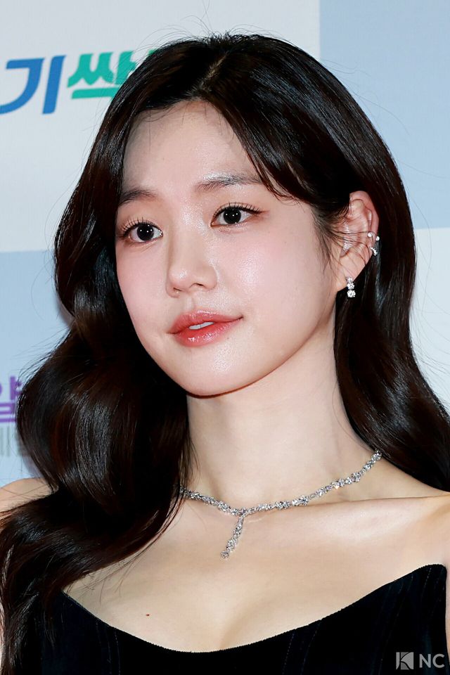 배우 이유비가 10일 오후 서울 용산구 서울 드래곤시티에서 진행된 ‘2025 서울국제영화대상’ 레드카펫에서 포즈를 취하고 있다. 사진=김규빈 기자