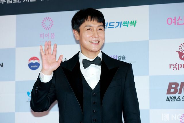 가수 겸 배우 김동완이 10일 오후 서울 용산구 서울 드래곤시티에서 진행된 ‘2025 서울국제영화대상’ 레드카펫에서 포즈를 취하고 있다. 사진=김규빈 기자