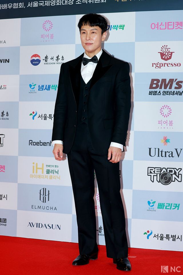 가수 겸 배우 김동완이 10일 오후 서울 용산구 서울 드래곤시티에서 진행된 ‘2025 서울국제영화대상’ 레드카펫에서 포즈를 취하고 있다. 사진=김규빈 기자