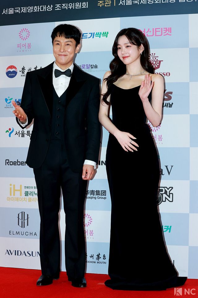 배우 김동완, 이유비가 10일 오후 서울 용산구 서울 드래곤시티에서 진행된 ‘2025 서울국제영화대상’ 레드카펫에서 포즈를 취하고 있다.&nbsp;사진=김규빈 기자