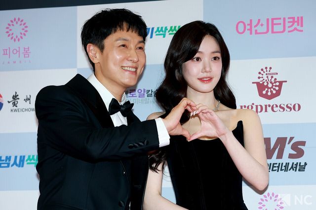 배우 김동완, 이유비가 10일 오후 서울 용산구 서울 드래곤시티에서 진행된 ‘2025 서울국제영화대상’ 레드카펫에서 포즈를 취하고 있다. 사진=김규빈 기자