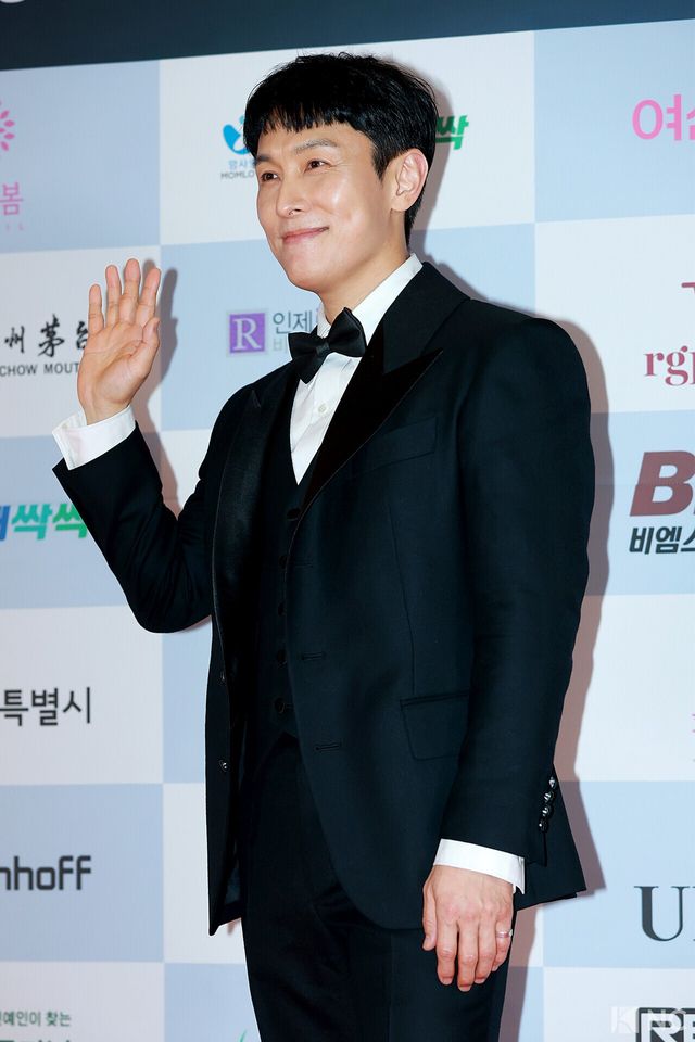 가수 겸 배우 김동완이 10일 오후 서울 용산구 서울 드래곤시티에서 진행된 ‘2025 서울국제영화대상’ 레드카펫에서 포즈를 취하고 있다. 사진=김규빈 기자