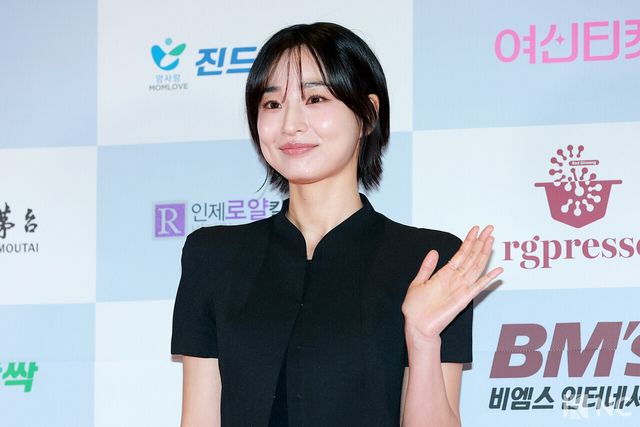 배우 방효린이 10일 오후 서울 용산구 서울 드래곤시티에서 진행된 ‘2025 서울국제영화대상’ 레드카펫에서 포즈를 취하고 있다. 사진=김규빈 기자