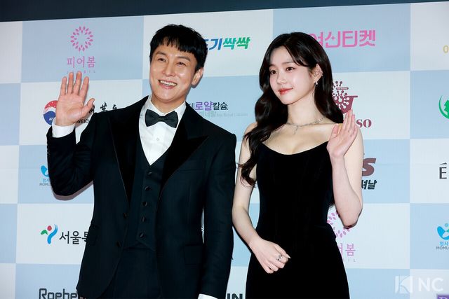 배우 김동완, 이유비가 10일 오후 서울 용산구 서울 드래곤시티에서 진행된 ‘2025 서울국제영화대상’ 레드카펫에서 포즈를 취하고 있다.&nbsp;사진=김규빈 기자