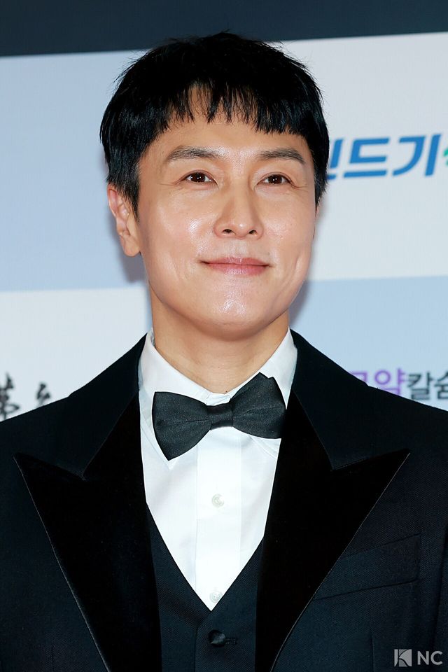 가수 겸 배우 김동완이 10일 오후 서울 용산구 서울 드래곤시티에서 진행된 ‘2025 서울국제영화대상’ 레드카펫에서 포즈를 취하고 있다. 사진=김규빈 기자