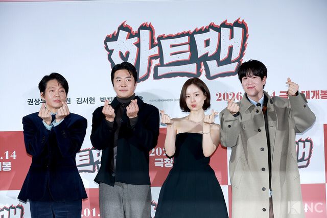 배우 박지환, 문채원, 권상우, 표지훈이 11일 오전 서울 광진구 롯데시네마 건대입구에서 진행된 영화 ‘하트맨’(감독 최원섭) 제작보고회에서 포즈를 취하고 있다. 사진=김규빈 기자