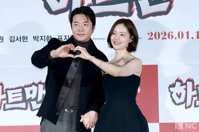 배우 권상우, 문채원이 11일 오전 서울 광진구 롯데시네마 건대입구에서 진행된 영화 ‘하트맨’(감독 최원섭) 제작보고회에서 포즈를 취하고 있다. 사진=김규빈 기자