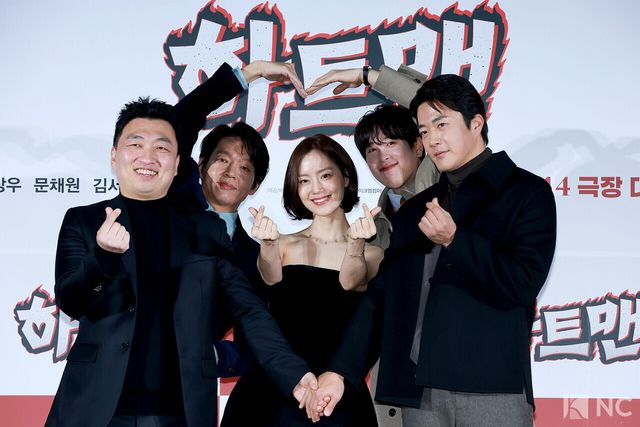 배우 박지환, 문채원, 권상우, 표지훈과 최원섭 감독이 11일 오전 서울 광진구 롯데시네마 건대입구에서 진행된 영화 ‘하트맨’(감독 최원섭) 제작보고회에서 포즈를 취하고 있다. 사진=김규빈 기자