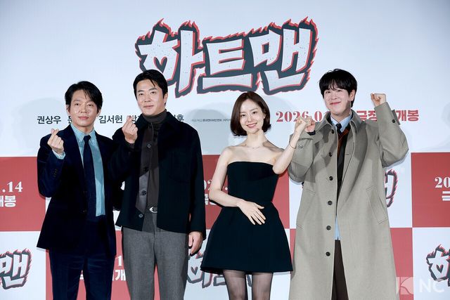 배우 박지환, 문채원, 권상우, 표지훈이 11일 오전 서울 광진구 롯데시네마 건대입구에서 진행된 영화 ‘하트맨’(감독 최원섭) 제작보고회에서 포즈를 취하고 있다. 사진=김규빈 기자