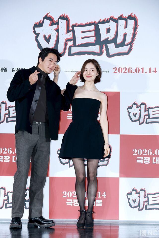 배우 권상우, 문채원이 11일 오전 서울 광진구 롯데시네마 건대입구에서 진행된 영화 ‘하트맨’(감독 최원섭) 제작보고회에서 포즈를 취하고 있다. 사진=김규빈 기자