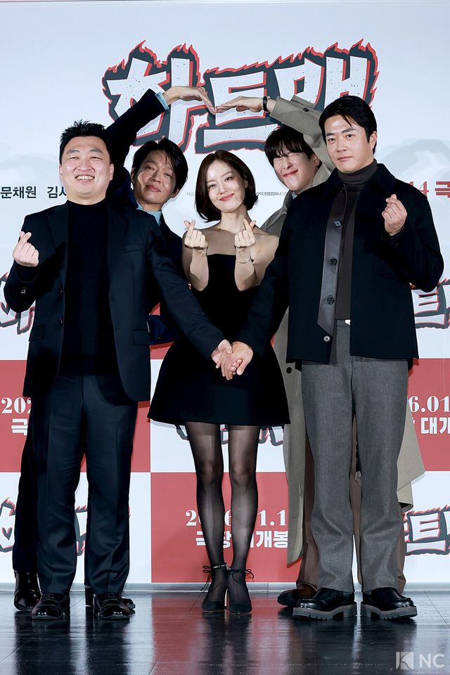 배우 박지환, 문채원, 권상우, 표지훈과 최원섭 감독이 11일 오전 서울 광진구 롯데시네마 건대입구에서 진행된 영화 ‘하트맨’(감독 최원섭) 제작보고회에서 포즈를 취하고 있다. 사진=김규빈 기자