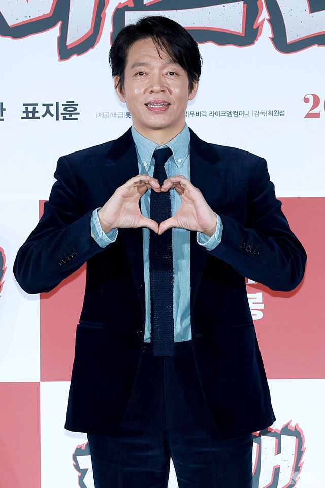 배우 박지환이 11일 오전 서울 광진구 롯데시네마 건대입구에서 진행된 영화 ‘하트맨’(감독 최원섭) 제작보고회에서 포즈를 취하고 있다. 사진=김규빈 기자