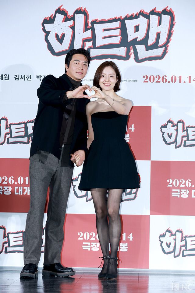 배우 권상우, 문채원이 11일 오전 서울 광진구 롯데시네마 건대입구에서 진행된 영화 ‘하트맨’(감독 최원섭) 제작보고회에서 포즈를 취하고 있다. 사진=김규빈 기자