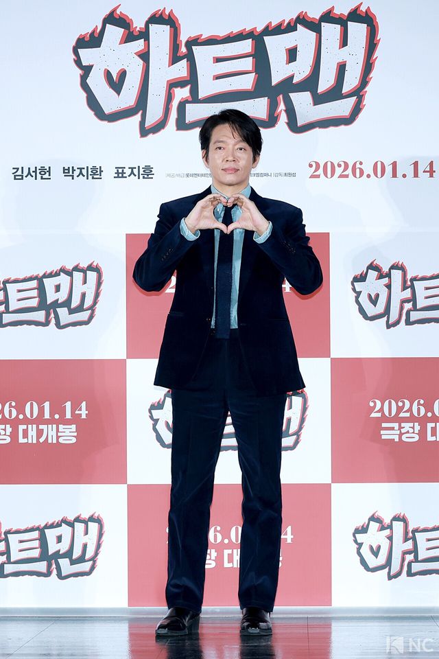 배우 박지환이 11일 오전 서울 광진구 롯데시네마 건대입구에서 진행된 영화 ‘하트맨’(감독 최원섭) 제작보고회에서 포즈를 취하고 있다. 사진=김규빈 기자