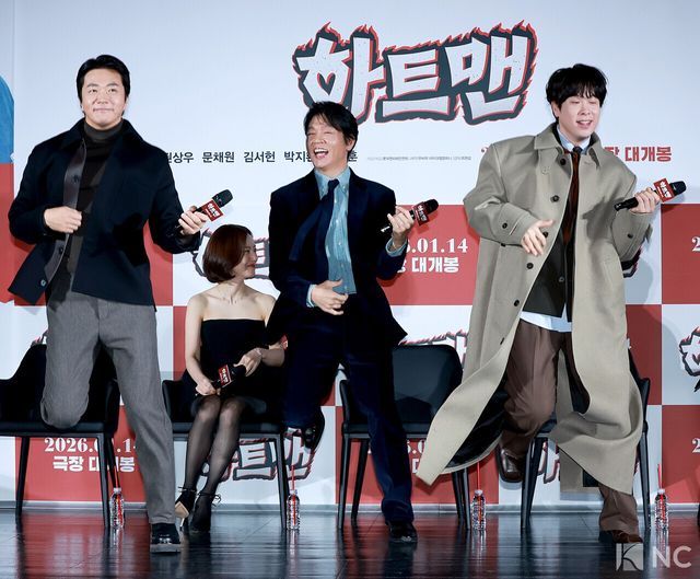 배우 권상우, 박지환, 표지훈이 11일 오전 서울 광진구 롯데시네마 건대입구에서 진행된 영화 ‘하트맨’(감독 최원섭) 제작보고회에서 즐거운 시간을 보내고 있다. 사진=김규빈 기자