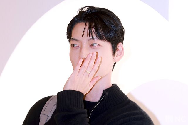 배우 김우빈이 12일 오전 서울 송파구 잠실 롯데월드몰에서 열린 한 라이프 브랜드의 팝업 스토어 오픈 기념 포토콜에서 포즈를 취하고 있다. 사진=김규빈 기자