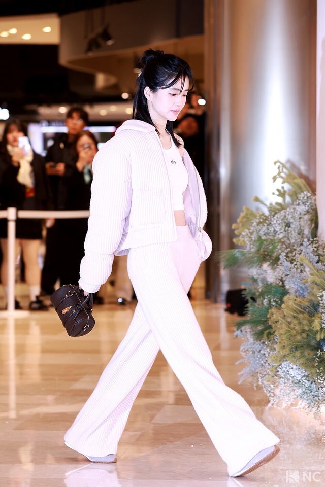 배우 김태리가 12일 오전 서울 송파구 잠실 롯데월드몰에서 열린 한 라이프 브랜드의 팝업 스토어 오픈 기념 포토콜에서 포즈를 취하고 있다. 사진=김규빈 기자