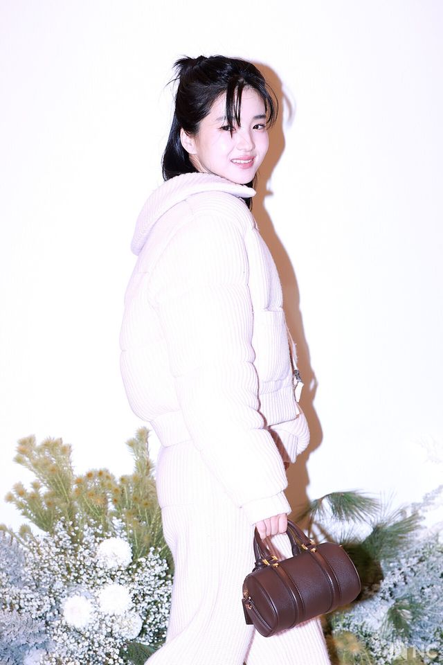 배우 김태리가 12일 오전 서울 송파구 잠실 롯데월드몰에서 열린 한 라이프 브랜드의 팝업 스토어 오픈 기념 포토콜에서 포즈를 취하고 있다. 사진=김규빈 기자