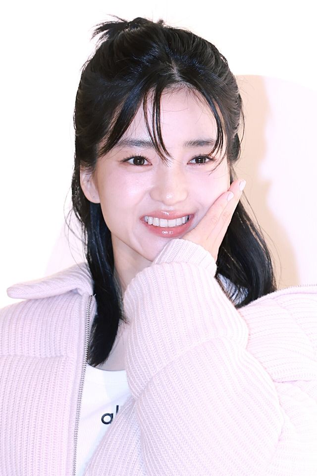 배우 김태리가 12일 오전 서울 송파구 잠실 롯데월드몰에서 열린 한 라이프 브랜드의 팝업 스토어 오픈 기념 포토콜에서 포즈를 취하고 있다. 사진=김규빈 기자