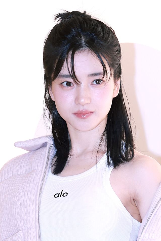 배우 김태리가 12일 오전 서울 송파구 잠실 롯데월드몰에서 열린 한 라이프 브랜드의 팝업 스토어 오픈 기념 포토콜에서 포즈를 취하고 있다. 사진=김규빈 기자