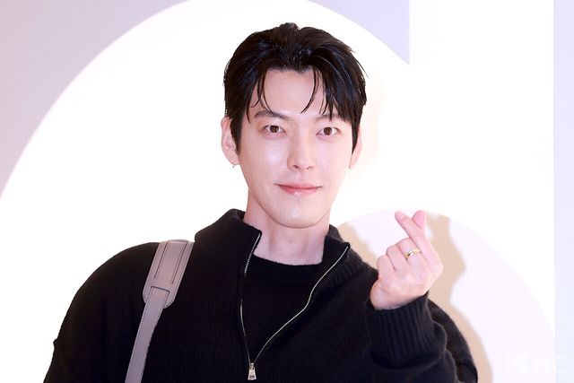 배우 김우빈이 12일 오전 서울 송파구 잠실 롯데월드몰에서 열린 한 라이프 브랜드의 팝업 스토어 오픈 기념 포토콜에서 포즈를 취하고 있다. 사진=김규빈 기자