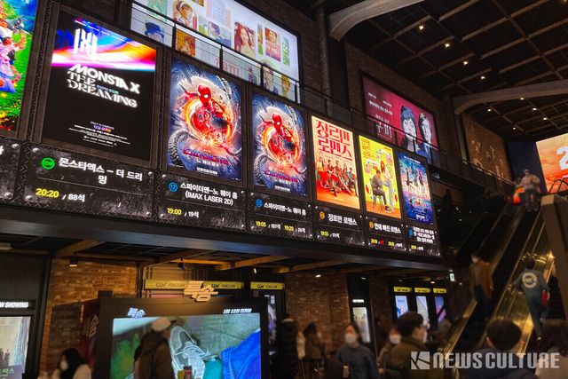 서울 용산구에 위치한 한 영화관에 누적관객수 600만명 돌파한 영화 '스파이더맨: 노 웨이 홈'(감독 존 왓츠) 포스터가 걸려있다. 사진=김태윤 기자